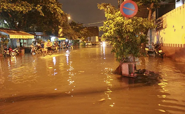 Triều cường đạt đỉnh, nhiều tuyến đường bị ngập ảnh 10